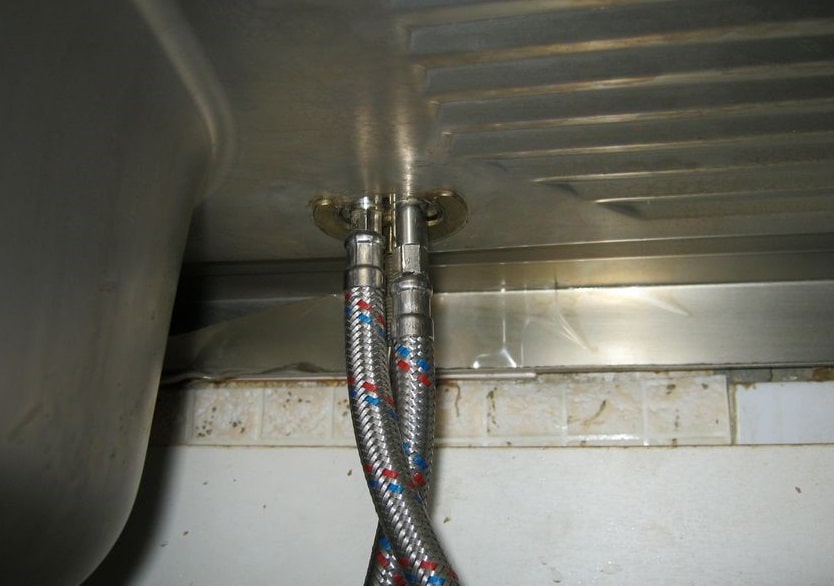 danze kitchen sink faucet leaking from top